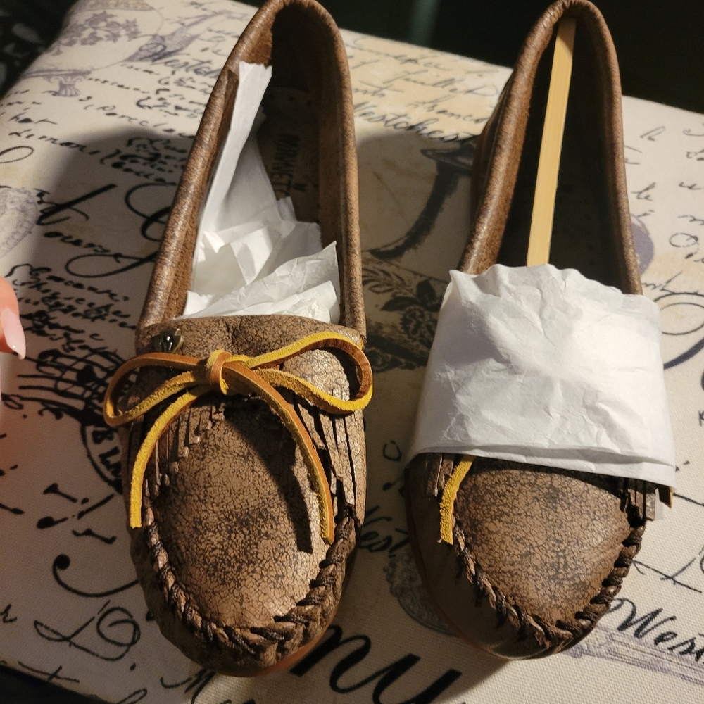 Brand new in box Minnetonka Kilty Chocolate Size 7